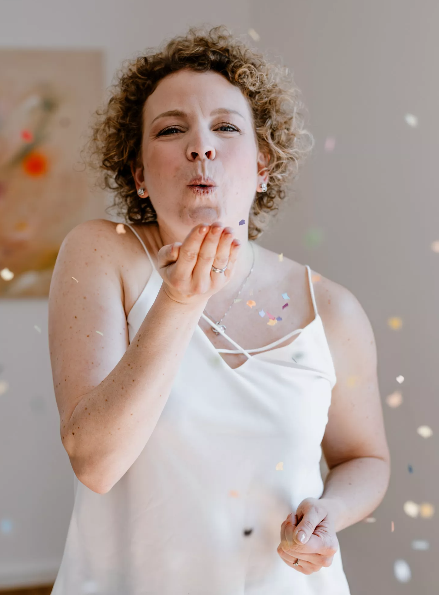 Carina pustet Konfetti in die Luft Carina pustet Konfetti in die Luft