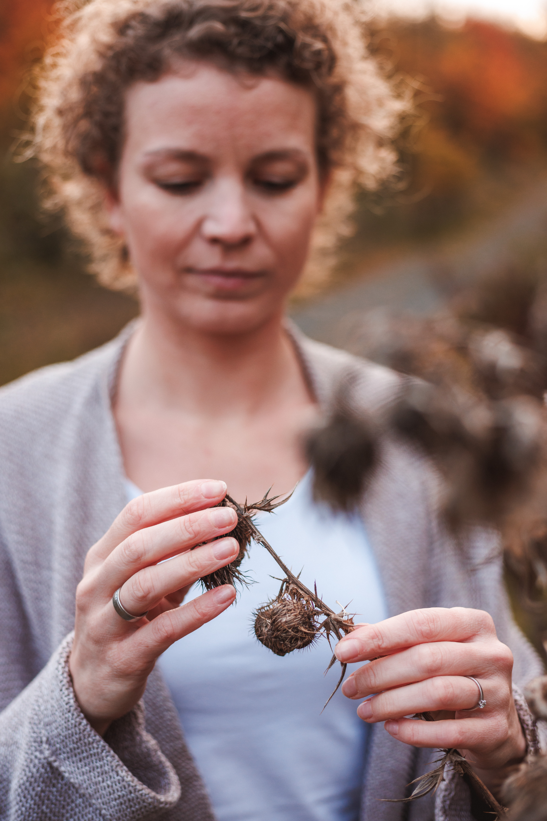 Kinderwunsch-Coaching. mit Achtsamkeit - Carina hält eine stachelige Pflanze in den Händen